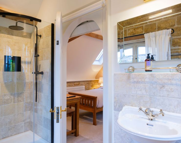 pond room shower and sink